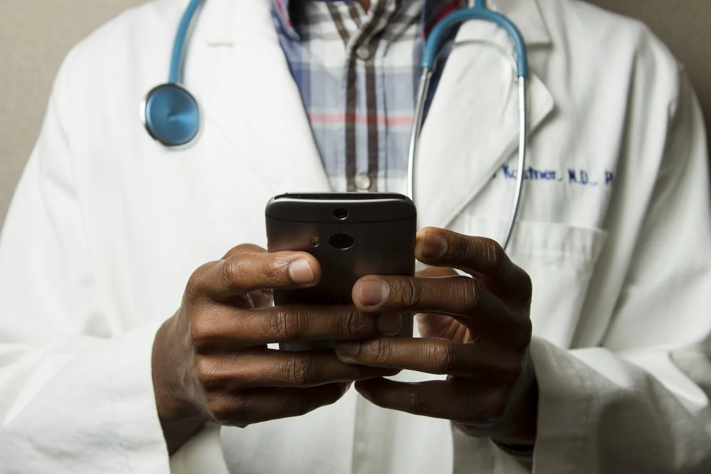 Profesional de salud revisando información médica